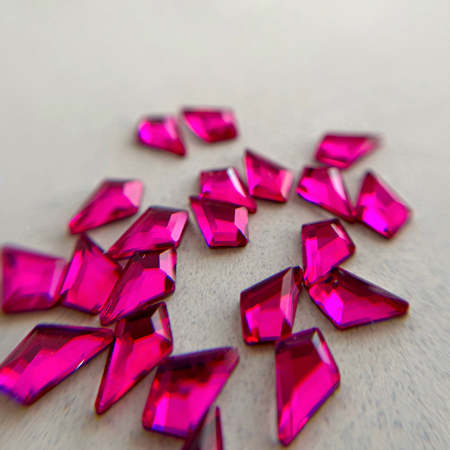 DIAMANTS FORMES | FUCHSIA PETIT LOSANGE ASYMÉTTIQUE - MEM