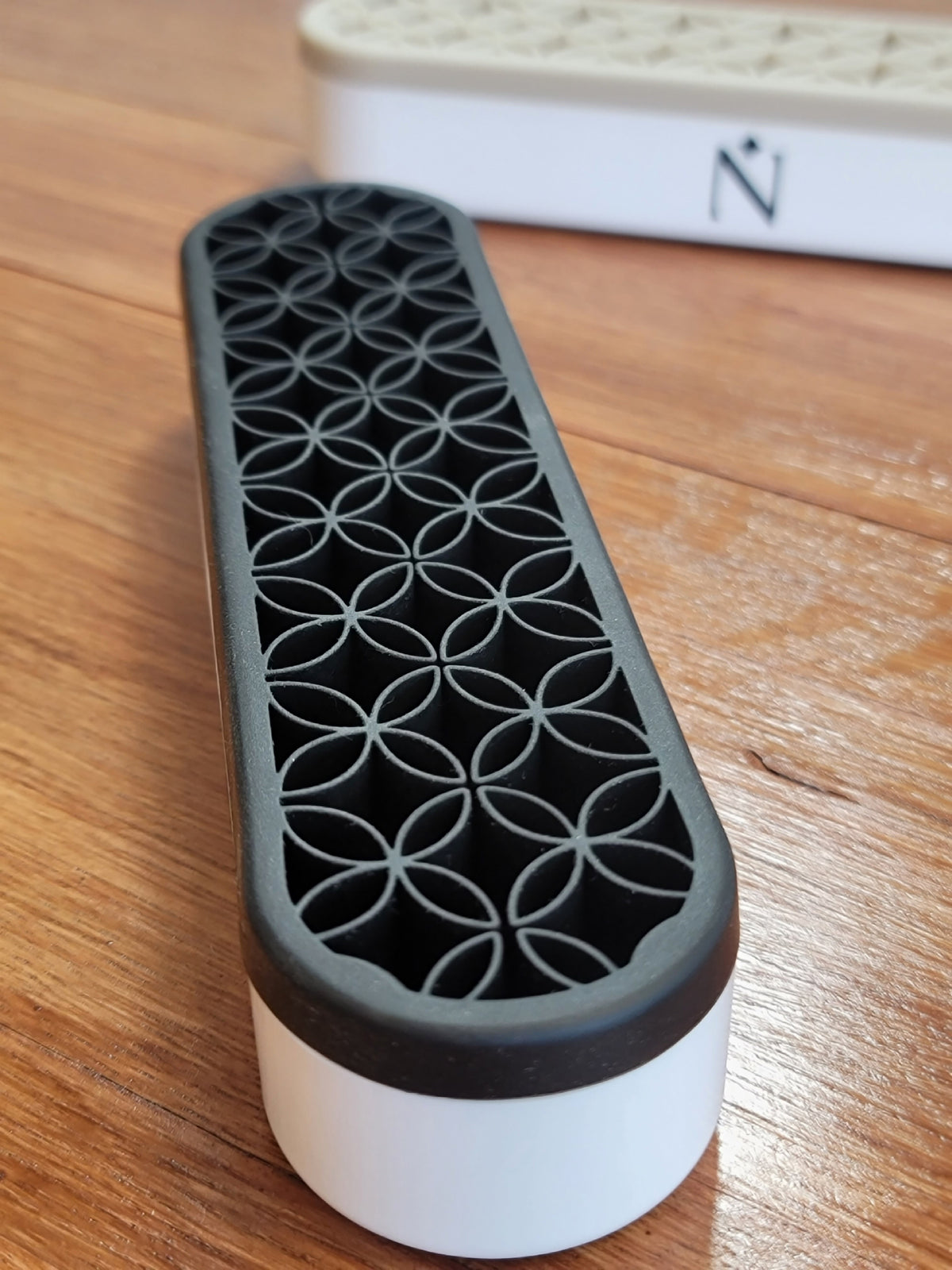 SILICONE BRUSH AND BOTTLE HOLDER - NAILIFY