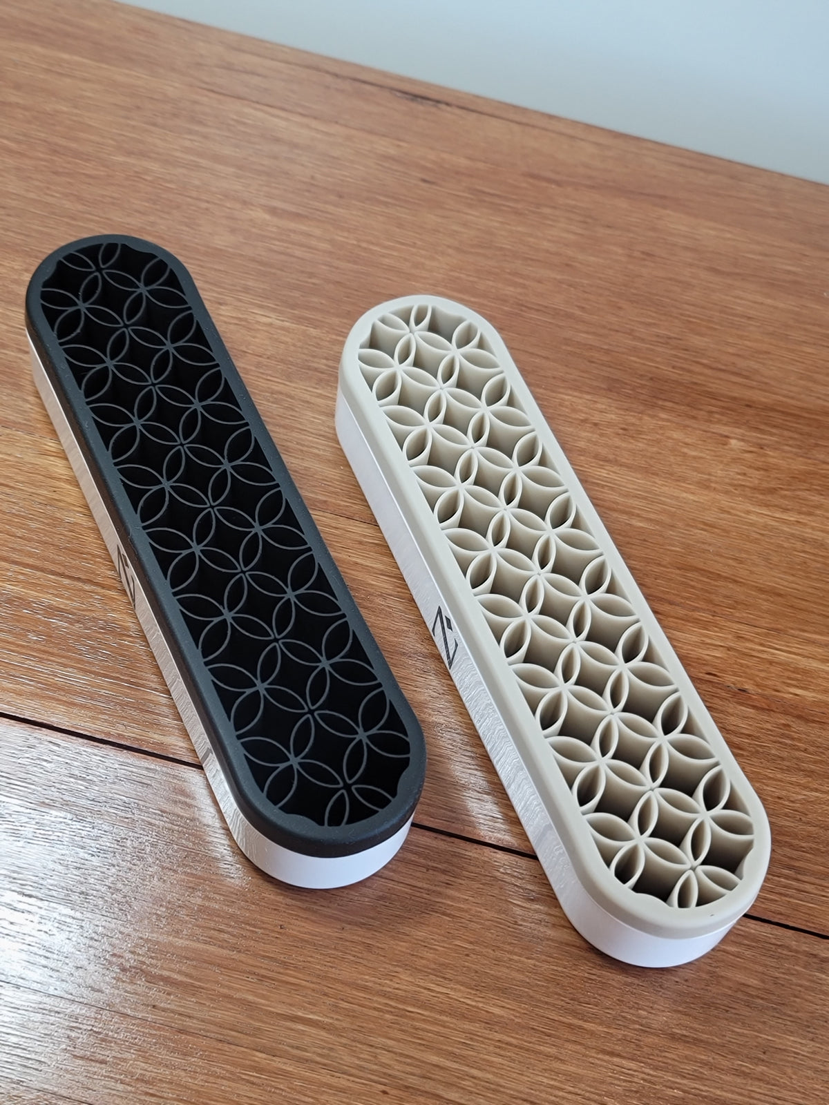 SILICONE BRUSH AND BOTTLE HOLDER - NAILIFY