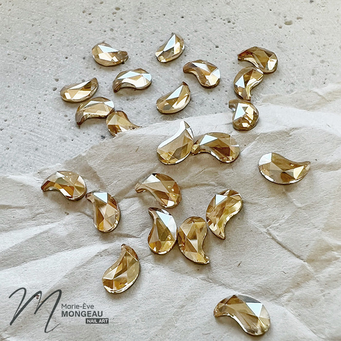 SHAPED DIAMONDS | CHAMPAGNE - LEFT COMMA - MARIE-ÉVE MONGEAU