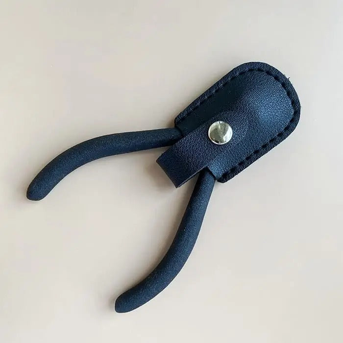 BLACK PLIERS CASE - MARIE-ÈVE MONGEAU